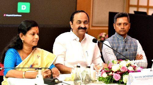 വയോജന പരിചരണ കോഴ്സുകൾ ആരംഭിക്കും: മുഖ്യമന്ത്രി